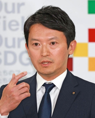 定例会見で記者の質問に答える斎藤元彦県知事＝２３日午後、神戸市中央区、兵庫県庁（撮影・笠原次郎）