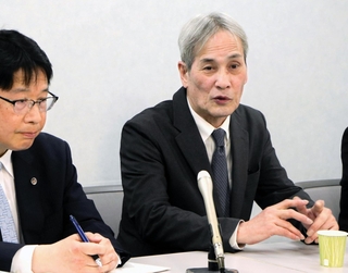 控訴審初公判を終え、被告への思いを語る堤敏さん（右）＝大阪市北区西天満２