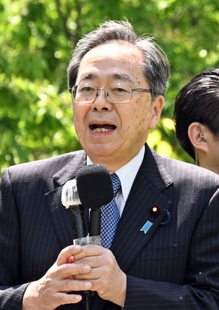 街頭演説で聴衆に語りかける公明党の斉藤鉄夫代表＝２６日午前、神戸市中央区、東遊園地（撮影・風斗雅博）