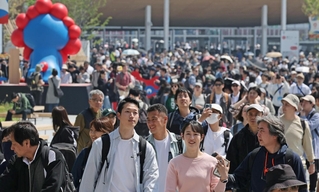 大型連休初日を迎え、若者や家族連れらも大勢訪れた大阪・関西万博会場＝２６日午前、大阪市此花区の夢洲（撮影・小林良多）