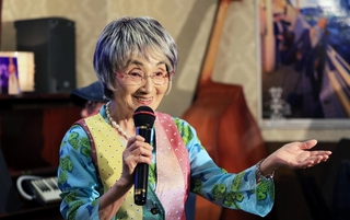 神戸ジャズ界を代表するシンガーの石井順子さん＝神戸市中央区北長狭通１、バー「ヘンリー」