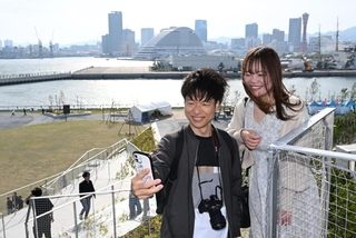 「トッテイパーク」の「緑の丘」で記念撮影する人たち＝２７日午後、神戸市中央区新港町（撮影・風斗雅博）