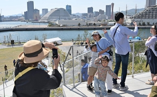「トッテイパーク」の眺望エリア「緑の丘」で記念撮影をする人たち＝２７日午後、神戸市中央区新港町（撮影・風斗雅博）