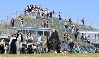 「トッテイパーク」で散策を楽しむ親子ら＝２７日午後、神戸市中央区新港町（撮影・風斗雅博）