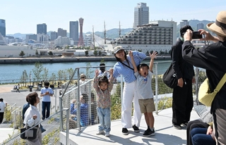 「トッテイパーク」の眺望エリア「緑の丘」で記念撮影をする人たち＝２７日午後、神戸市中央区新港町（撮影・風斗雅博）