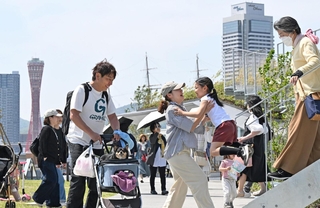 「トッテイパーク」で散策を楽しむ親子ら＝２７日午後、神戸市中央区新港町（撮影・風斗雅博）