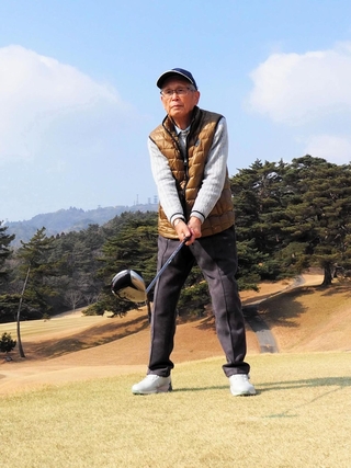 尼崎ＪＲ脱線事故で３両目で重傷を負い、妻の幸子さんを亡くした蓬莱富雄さん。97歳の今も毎週ゴルフに通う＝芦屋カンツリー倶楽部