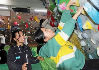 中学校部活動の地域移行を前に開かれたスポーツクライミングの体験会。来年９月の完全実施に向けて準備が進む＝２月、神戸市長田区