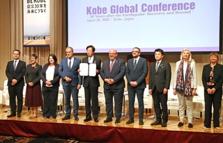 防災などについて意見交換がされた「神戸市グローバルカンファレンス」で記念撮影に臨む登壇者ら＝神戸市中央区港島中町６、神戸ポートピアホテル