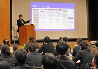 「ＳＮＳ時代の情報社会」について考えた兵庫県の新人職員研修＝神戸市中央区、県立のじぎく会館