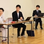 高校生の質問に答えた（左から）高橋有子氏、中田慎也氏ら＝伊丹市緑ケ丘７、県立伊丹高校（撮影・吉田敦史）