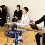 高校生の質問に答えた（右から）中田慎也氏、高橋有子氏ら＝伊丹市緑ケ丘７、県立伊丹高校（撮影・吉田敦史）