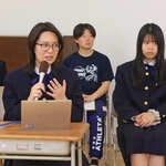 立候補予定者に質問を投げかける県立伊丹高校の生徒たち＝伊丹市緑ケ丘７（撮影・吉田敦史）