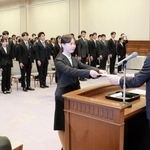代表して辞令を受け取る兵庫県の新規採用職員＝１日午前、県公館