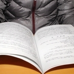 マンション管理組合の理事長、副理事長を通算で計２８年務めた男性。住民の無関心による担い手不足に悩んでいる＝神戸市内