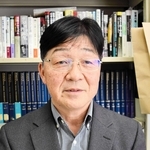 マインドコントロールについて説明する西田公昭・立正大教授＝東京都内