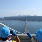 昨年６月に行われたツアーで、主塔からの眺めを楽しむ参加者＝明石海峡大橋