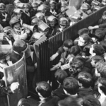 １９６０～７０年代に燃えさかった学生運動。熱気の後の空虚感に教団はつけ込んだ