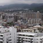 立ち並ぶマンション群。管理を業者に委ねる外部管理者方式を検討する管理組合が増えている＝神戸市内