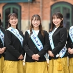  第５６期サンテレビガールズに就任した（左から）鈴木南帆さん、妙本磨耶さん、新藤愛音さん、池上美穂さん、市来碧唯さん＝３日午前、神戸市中央区東川崎町１（撮影・大田将之）