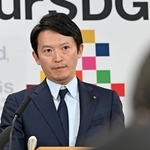 報道陣からの質問に耳を傾ける斎藤元彦知事＝３日午後、神戸市中央区、兵庫県庁（撮影・風斗雅博）