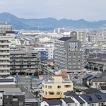 駅前などに増え続けるマンション。孤独死への対応も大きな課題だ＝加古川市内