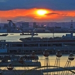 朝焼けに包まれた神戸港＝４日午前、神戸市中央区東川崎町１から東を望む（撮影・笠原次郎）