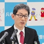 着任会見に臨む兵庫県警の小西康弘本部長＝神戸市中央区
