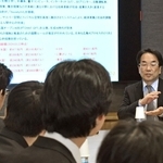 ＴＭＩ総合法律事務所で境田正樹弁護士の講義に聞き入る生徒たち＝東京都港区