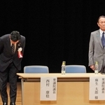 壇上で支援者にお辞儀する西村康稔元経済産業相（左）。隣は麻生太郎・自民党最高顧問＝４日午後、明石市中崎１