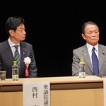 国政報告会に出席した西村康稔元経済産業相（左）と麻生太郎・自民党最高顧問＝４日午後、明石市中崎１