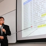 ＪＲ西日本の問題点について説明する安部誠治・関西大名誉教授＝５日午後、関西大梅田キャンパス