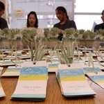 「空色の会」のメンバーらが作った「空色の栞」＝兵庫県川西市小花１