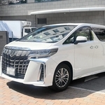 山口組の幹部とみられる人物らを乗せ、兵庫県警本部を出る車両＝７日午後１時３８分、神戸市中央区（画像の一部を加工しています）
