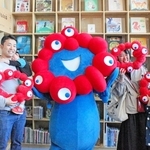 公式キャラクター「ミャクミャク」との記念撮影会は長蛇の列ができる人気だった＝神戸市中央区