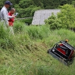 住民らによって進められている無線操縦式草刈り機の実証実験＝２０２４年５月、丹波市青垣町山垣（丹波市提供）