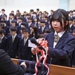 １期生の代表としてあいさつした荒田美咲さん＝神戸市北区大脇台、北神戸総合高校