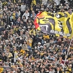 今季の甲子園初戦に詰めかけたライトスタンドの阪神ファン＝８日夜、西宮市の甲子園球場（撮影・大田将之）
