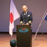 海上保安官を前に訓示をする瀬口良夫海上保安庁長官＝神戸市中央区新港町、神戸ポートオアシス