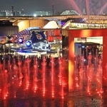 噴水と光のショーがパビリオンの間近で繰り広げられた＝９日夜、大阪市此花区（撮影・笠原次郎）