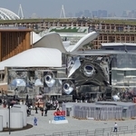 大阪・関西万博が報道陣向けに公開され、注目のパビリオンに大勢の人が集まった＝９日午後、大阪市此花区（撮影・笠原次郎）