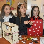 「トルコ版ぼうさい甲子園」。自分たちで考えた防災プログラムを紹介する子どもたち＝２月、トルコ・アンカラ