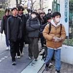 制服か私服かの選択制を導入し、思い思いの服装で登校する西宮市立浜脇中の生徒たち＝西宮市宮前町３