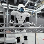 防災イベントで登場予定の人型ロボット（神戸市提供）