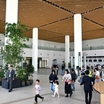 公開された神戸空港の第２ターミナルビル。市民らを対象にした内覧会も開かれた＝１１日午後、神戸市中央区（撮影・風斗雅博）