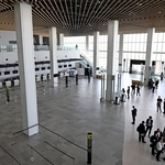 真新しい神戸空港第２ターミナルビル＝１１日午後、神戸市中央区神戸空港（撮影・風斗雅博）
