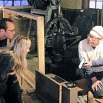 スマートフォンの翻訳アプリを使い、訪日客と意思疎通をする桔梗光史さん（右）＝相生市矢野町瓜生