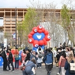 大阪・関西万博が開幕し、ミャクミャク像と記念撮影してからパビリオンへ向かう来場者ら＝１３日午前、大阪市此花区（撮影・大田将之）