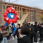 開幕し、ミャクミャク像と記念撮影を楽しむ人たち＝１３日午前、大阪市此花区（撮影・笠原次郎）