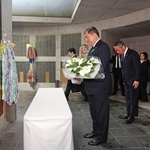 阪神・淡路大震災の犠牲者を追悼する慰霊と復興のモニュメントを訪れ、献花する石破茂首相＝１３日午前、神戸市中央区加納町６、東遊園地（撮影・小林良多）